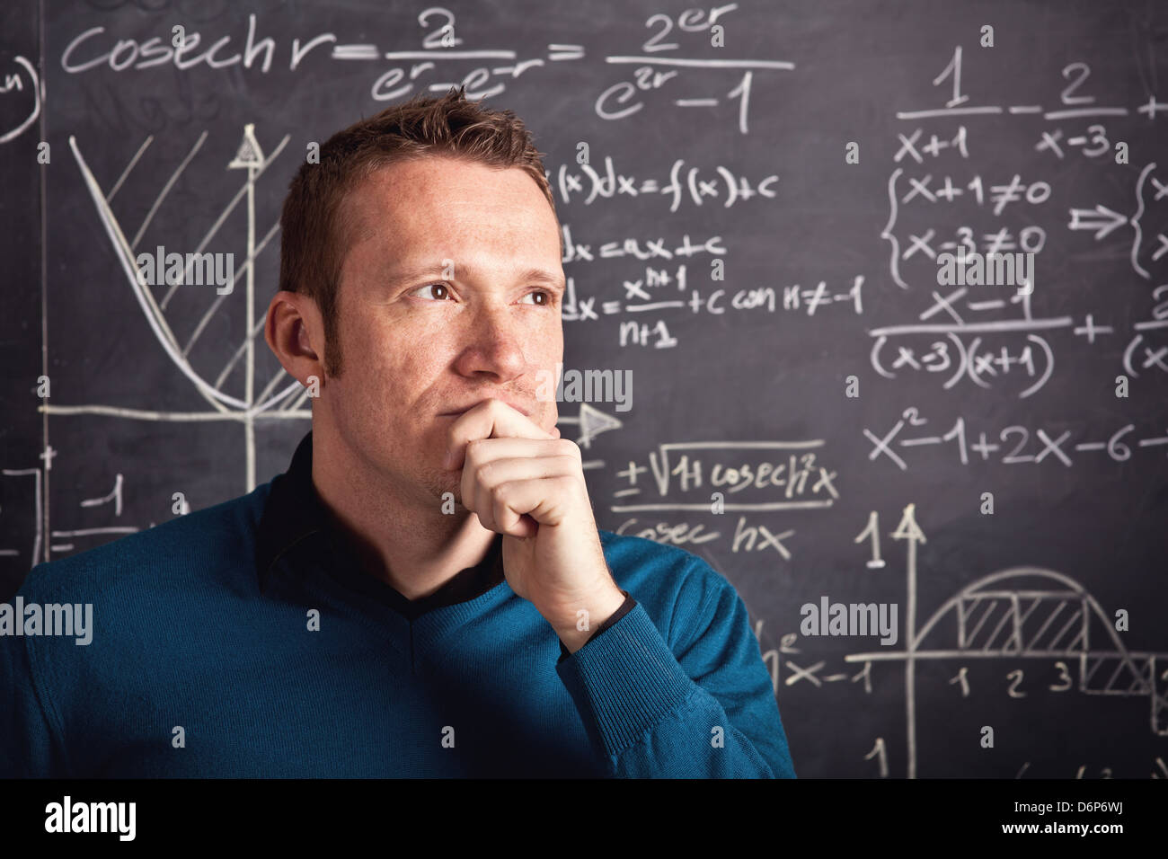 Young caucasian teacher portrait avec tableau noir background Banque D'Images Young caucasian teacher portrait avec tableau noir background Banque D'Images