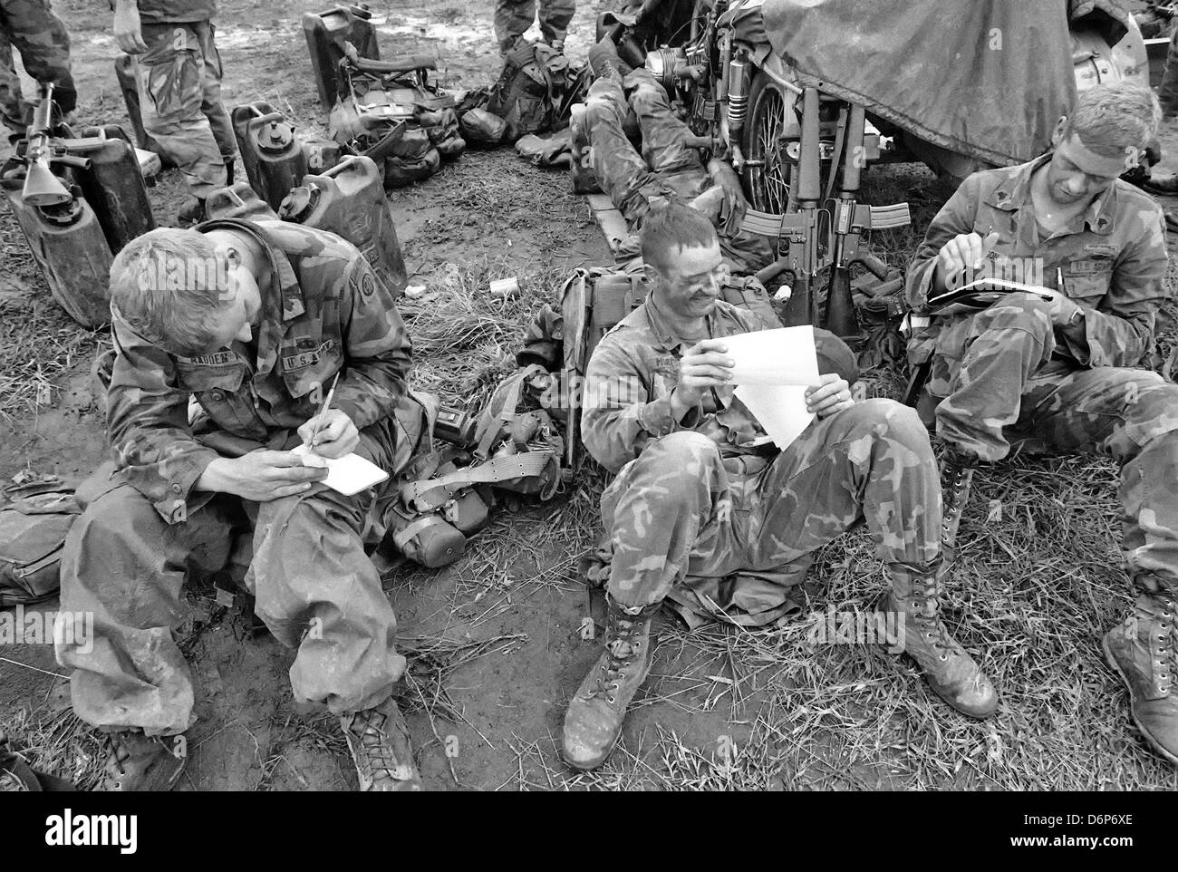 Les membres de la 82nd Airborne Division (écrire des lettres tout en faisant une pause sur une arête lors de l'invasion de la Grenade, de code opération Urgent Fury Le 28 octobre 1983 à l'Aérodrome de Point Salines, la Grenade. L'invasion a commencé le 25 octobre 1983 et a été la première grande intervention militaire des États-Unis depuis la fin de la guerre du Vietnam. Banque D'Images