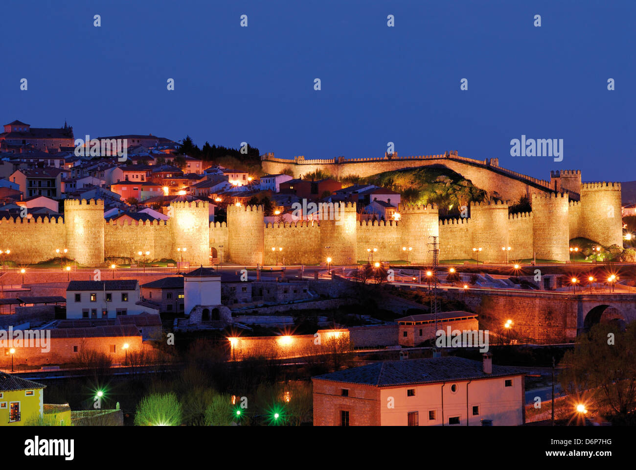 Espagne : vue nocturne éclairé de murs de ville de ville du patrimoine mondial de l'Ávila Banque D'Images