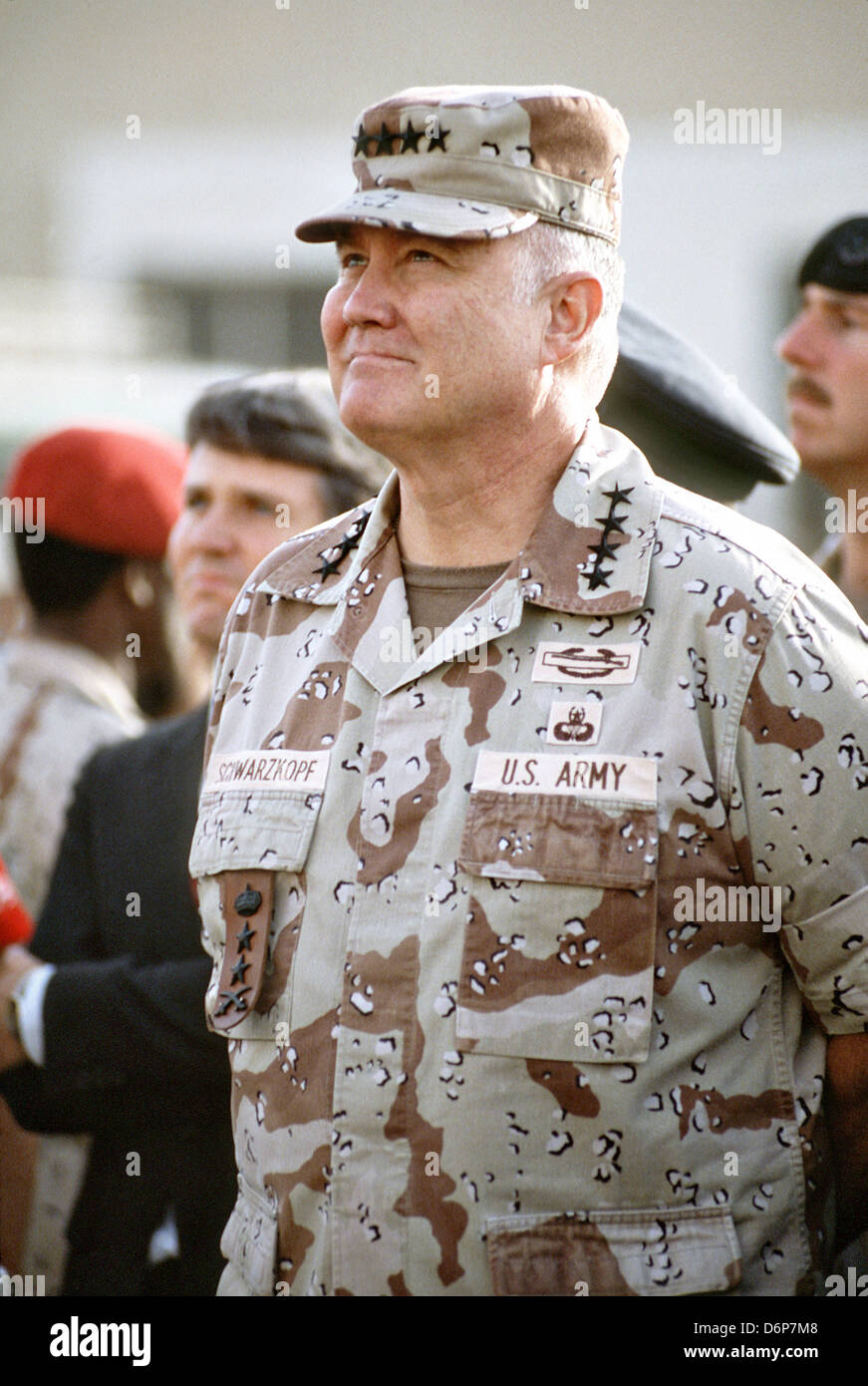 U. Le général H. Norman Schwarzkopf, commandant en chef du Commandement central attend d’accueillir les prisonniers de guerre libérés par le gouvernement irakien, le 6 mars 1991, à la base aérienne de Riyad, en Arabie saoudite. Banque D'Images