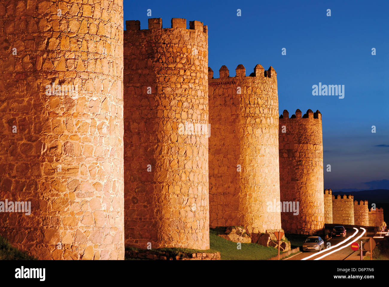 Espagne : ville médiévale murs de ville du patrimoine mondial de l'Ávila la nuit Banque D'Images