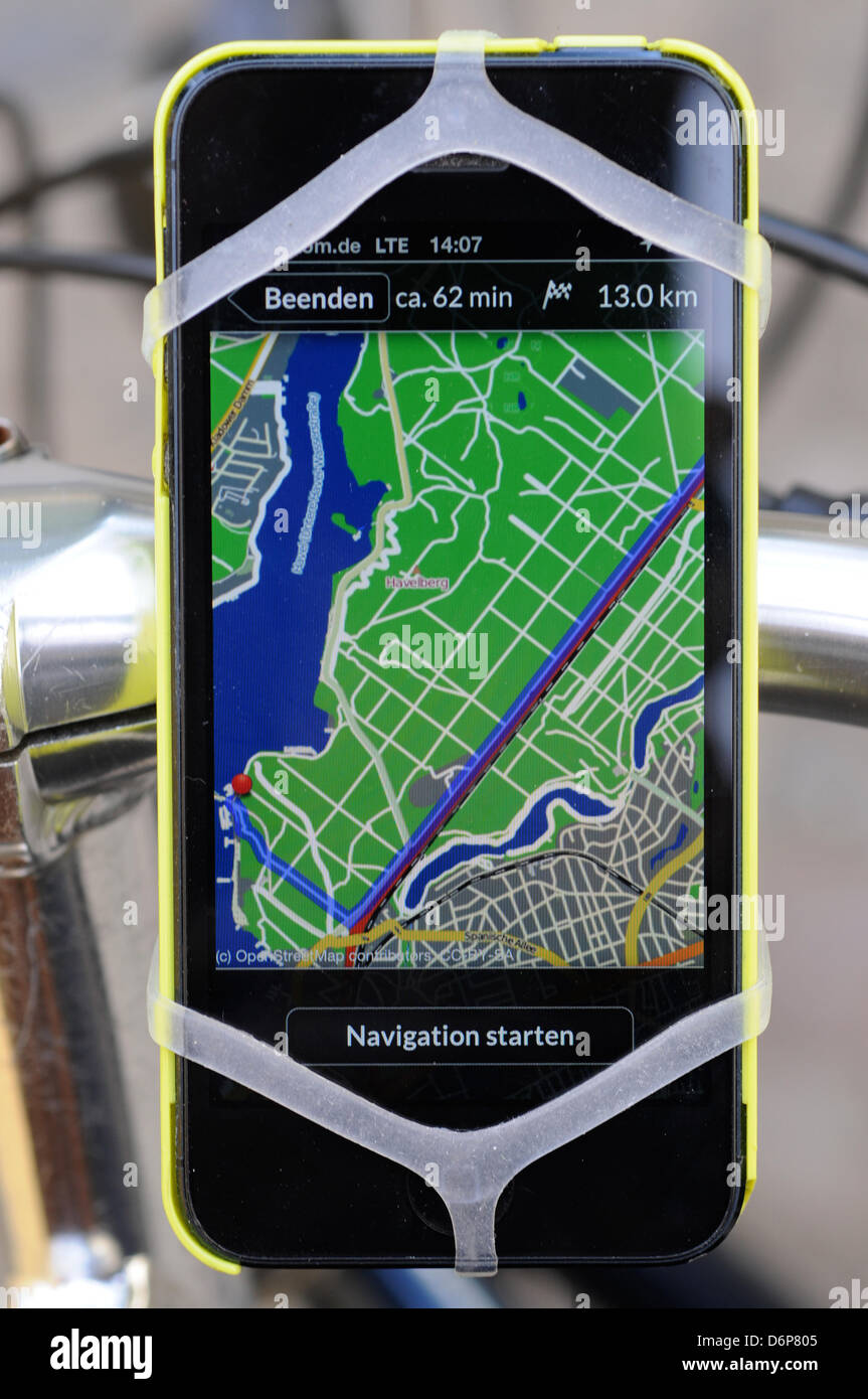 Téléphone cellulaire avec l'app pour la navigation pour vélos contribue à l'orientation dans les rues de Berlin, Allemagne, 20 avril 2013. Photo : Peter Zschunke (dpa-corr. « Fahrrad-App sicher mit der durch den Großstadt-Dschungel" vom 22.04.2013) Banque D'Images