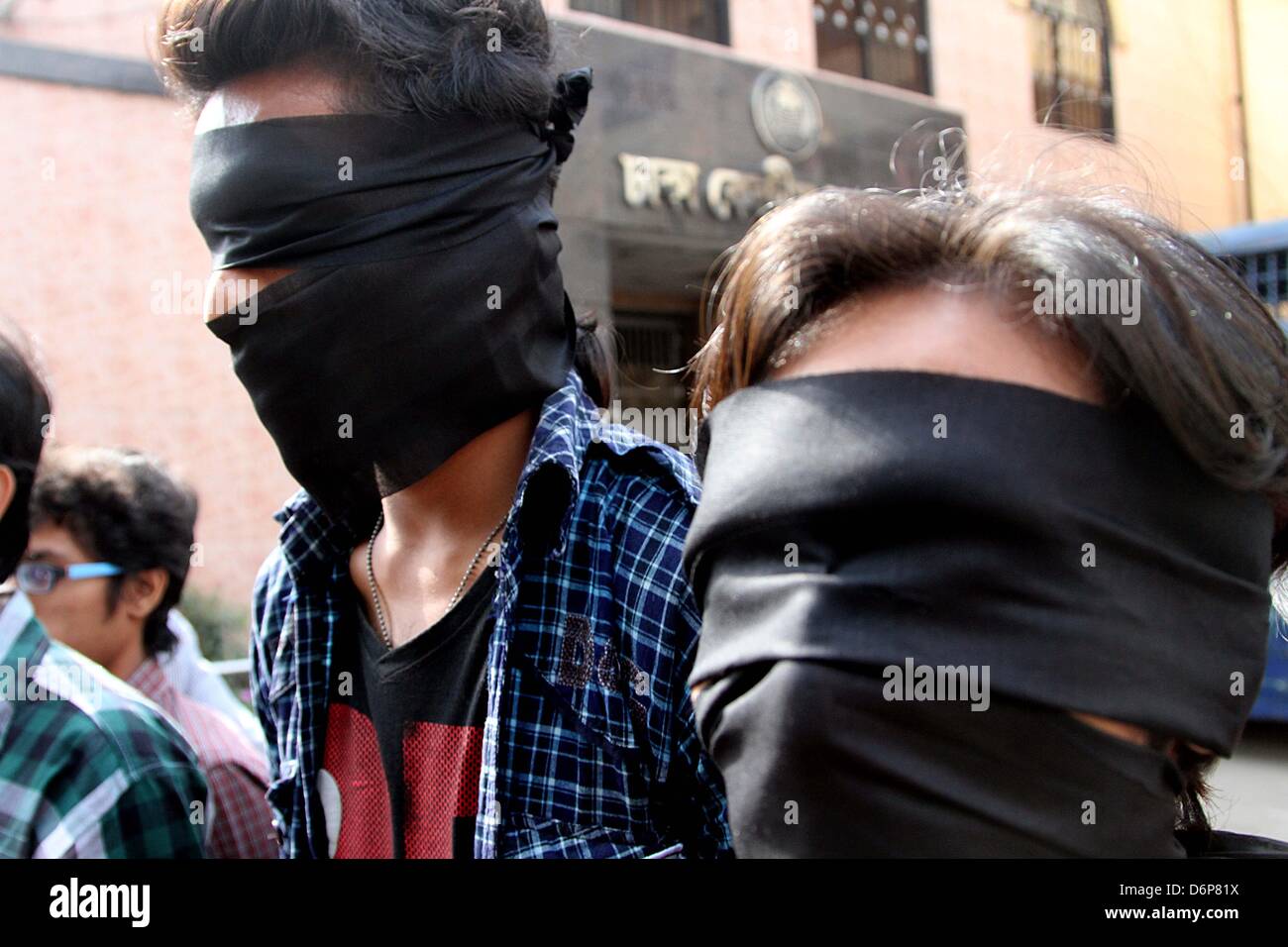 Dhaka le 22 avril 2013. Militants Shahbagh insignes noirs ont formé une chaîne humaine devant la prison centrale de Dhaka exigeant la libération des quatre blogueurs. La police a arrêté le plus tôt ce mois-ci dans le cadre de leurs postes d'Internet que les responsables de l'application de la loi dit blessé les croyances religieuses des musulmans. Sources, un groupe de jeunes manifestant pour environ deux mois et demi pour la peine de mort pour les criminels de guerre ont formé la chaîne humaine autour de 3:15pm. Le 2 avril, la police ramassé blogger Asif Mohiuddin à Segunbagicha dans la capitale, un jour après que trois autres ont eu lieu pour l'affichage "comm désobligeants Banque D'Images