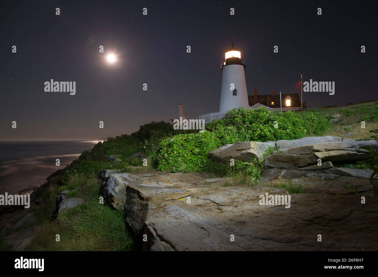 Pemaquid Point Lighthouse dans la nuit éclairée par la lampe et le clair de lune, dans le Maine, USA. Banque D'Images