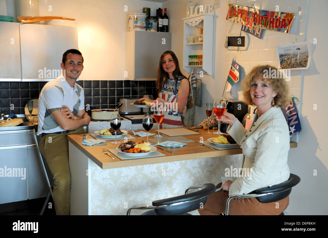 Celebration De L Anniversaire De La Famille Beneficiant D Un Repas Dans Les Jeunes Couples A Plat Avec Plan Ouvert Salon Cuisine Salle De Sejour Photo Stock Alamy