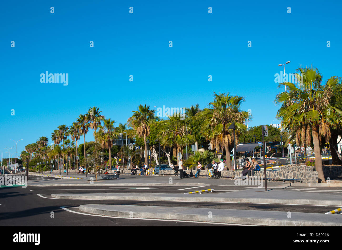 Les personnes en attente de bus sur plaforms à l'aéroport de Tenerife Sud - Reina Sofia Tenerife island les Îles Canaries Espagne Europe Banque D'Images