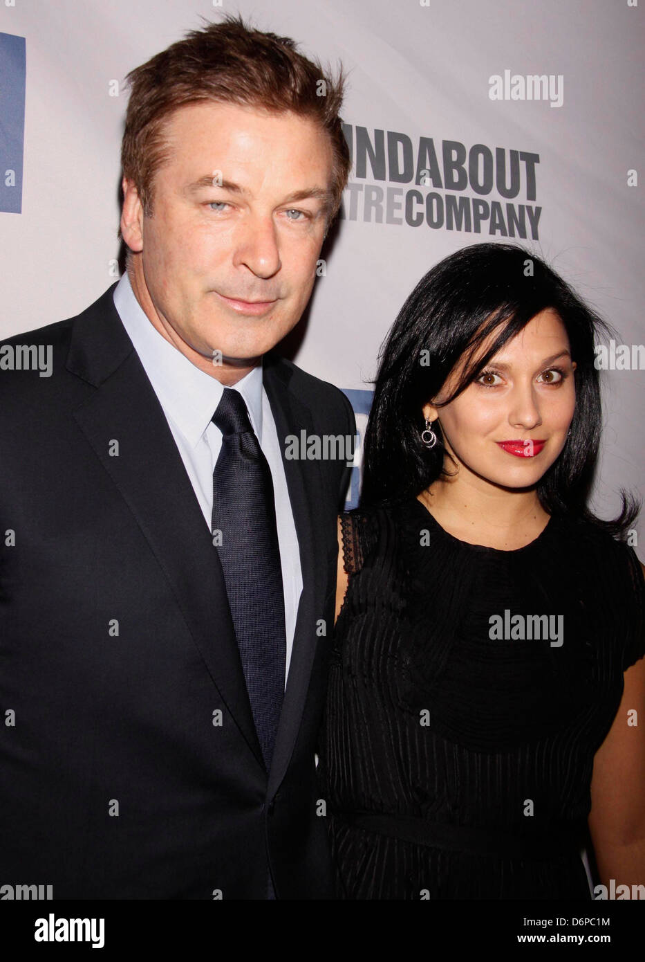 Alec Baldwin et Hilaria Thomas rond-point Theatre Company's 2012 Gala du printemps, tenue à l'Hammerstein Ballroom - Nouveaux arrivants Banque D'Images