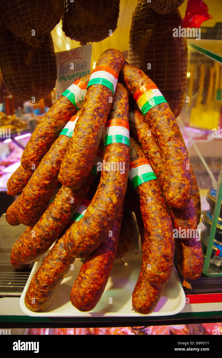 Saucisses Nagycsarnok hongrois le grand marché central Hall Budapest Hongrie Europe Banque D'Images