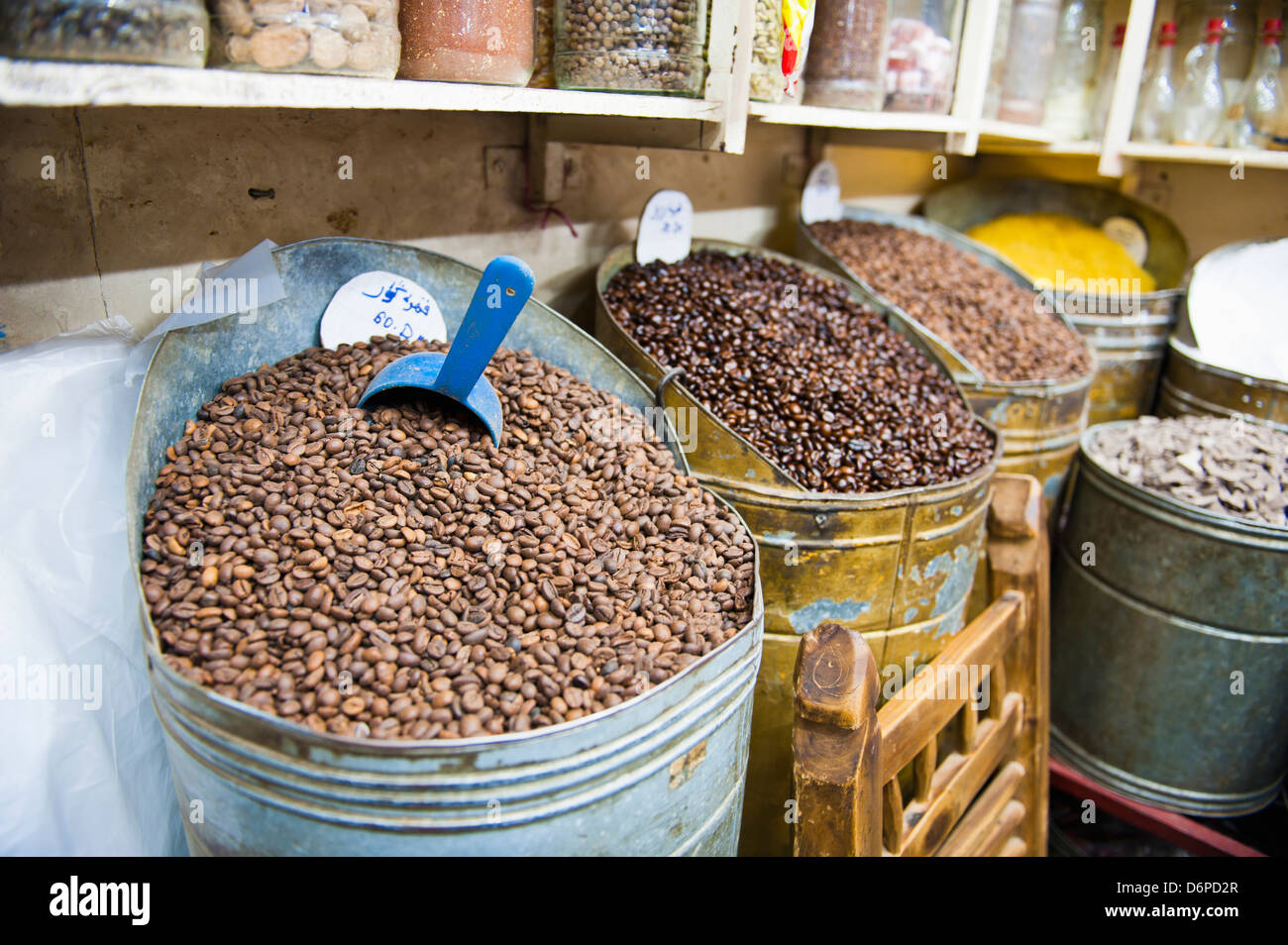 Les grains de café à vendre dans les souks de Marrakech, Maroc, Afrique du Nord, Afrique Banque D'Images