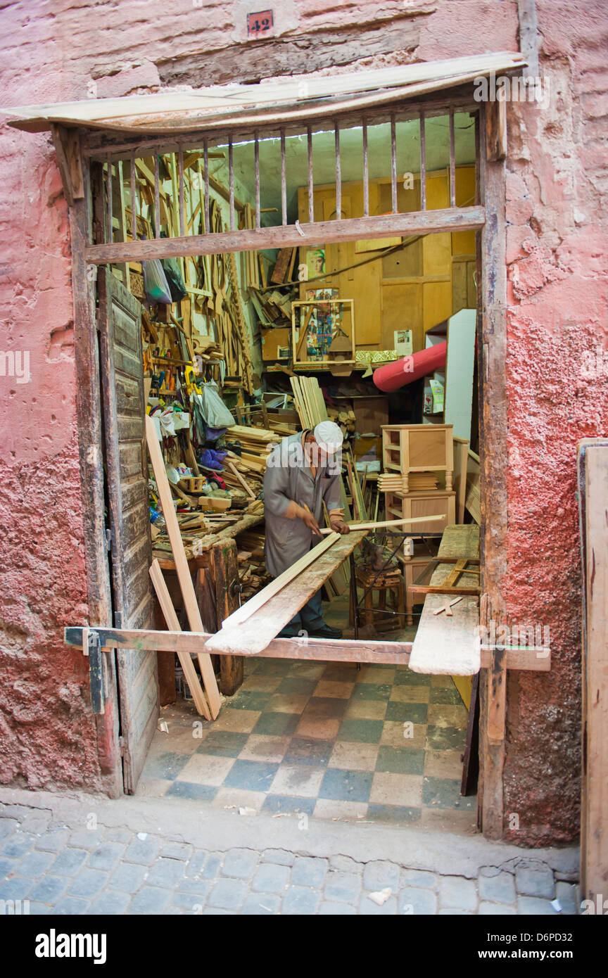 Carpenter dans son atelier dans le souk de Marrakech, Maroc, Afrique du Nord, Afrique Banque D'Images