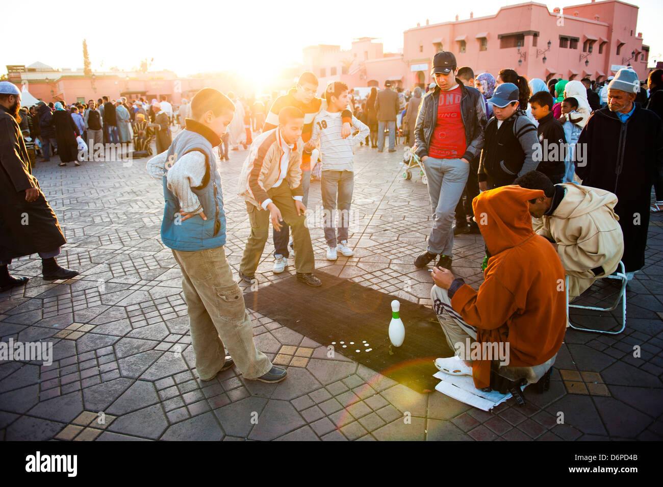 Peuple Marocain jouer jeux de rue à la place Jamaa El Fna, la célèbre place de Marrakech, Maroc, Afrique du Nord, Afrique Banque D'Images