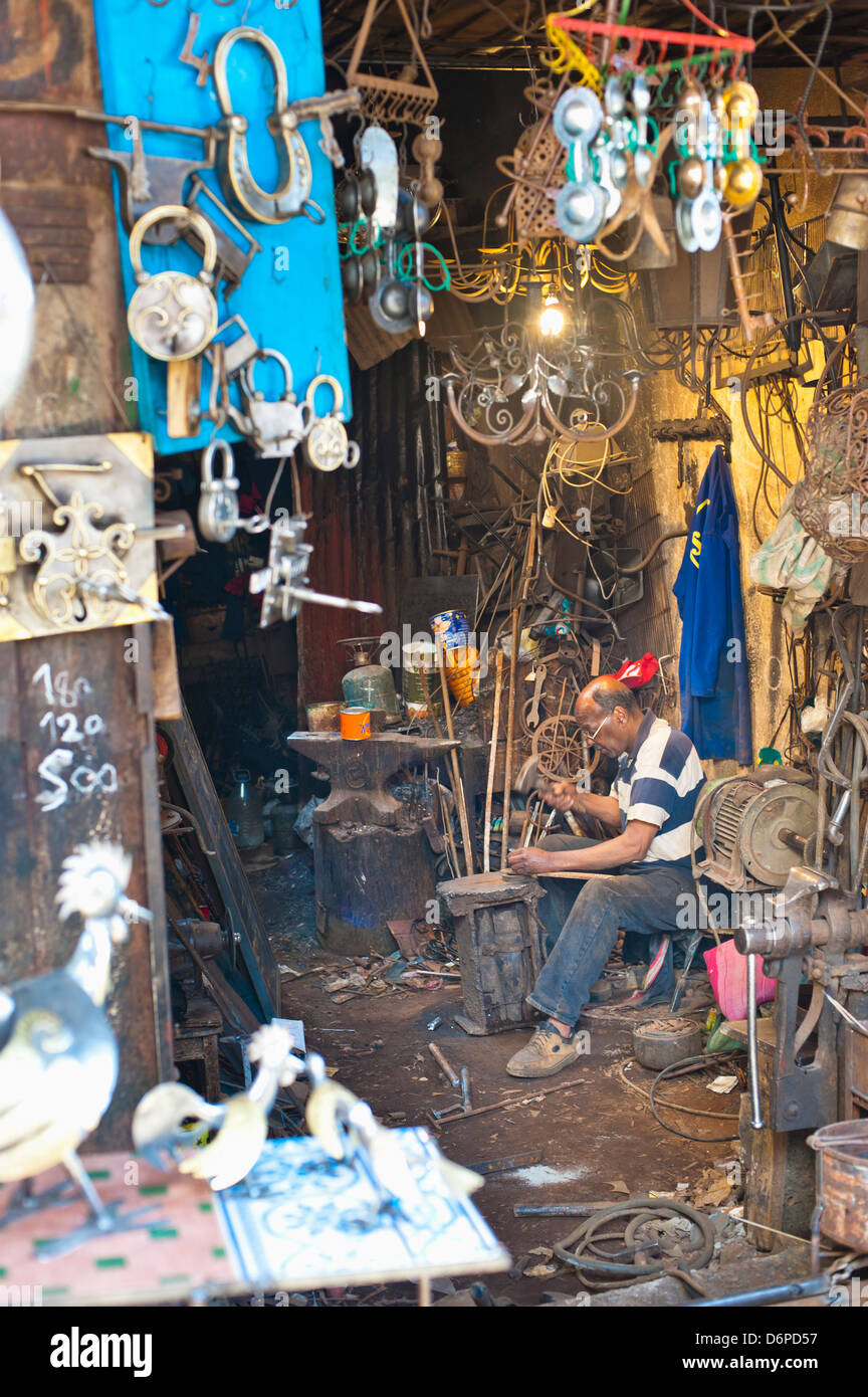 Carpenter et métallier dans son atelier dans le souk, Médina, Marrakech, Maroc, Afrique du Nord, Afrique Banque D'Images