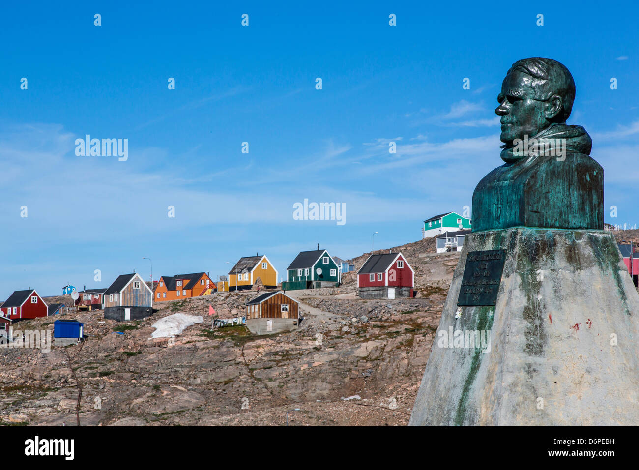 Village inuit et Ejnar Mikkelsen, Ittoqqortoormiit Scoresbysund, statue, au nord-est du Groenland, les régions polaires Banque D'Images