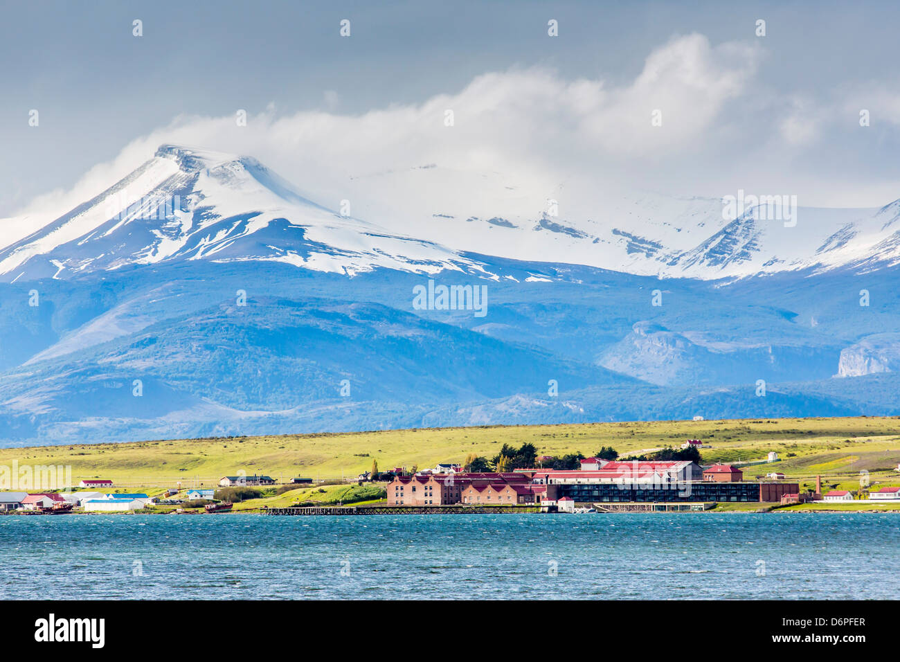 La ville portuaire de Puerto Natales, en Patagonie, au Chili, en Amérique du Sud Banque D'Images