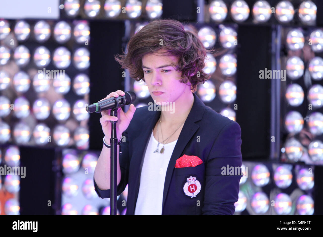 Parole Harry Styles As It Was Harry Styles de One Direction effectue sur "Aujourd'hui" dans le cadre de  la Toyota Concert Series à Rockefeller Center, New York City, USA Photo  Stock - Alamy