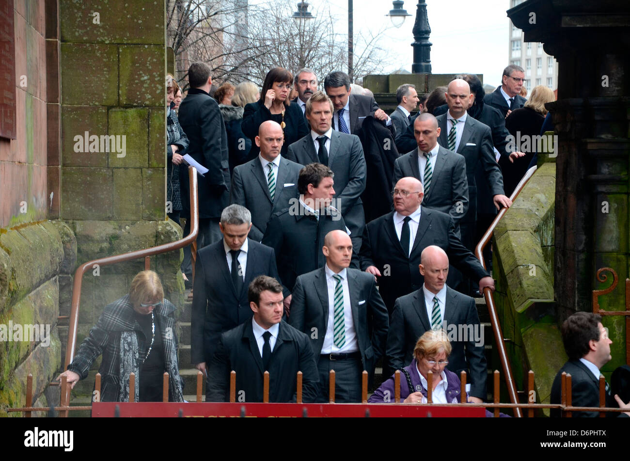 Alan Thompson, Johan Mjallby et Scott Brown de l'enterrement de Paul McBride QC, s'est tenue à St Aloysius' Church dans Garnethill, Glasgow Banque D'Images