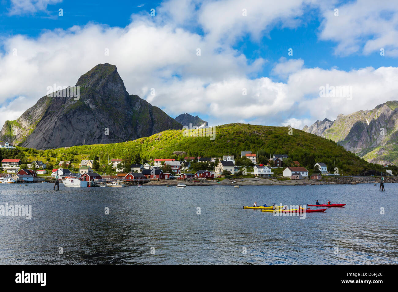 Ville de pêcheurs de morue norvégien Reine, Lofoton Îles, Norway, Scandinavia, Europe Banque D'Images