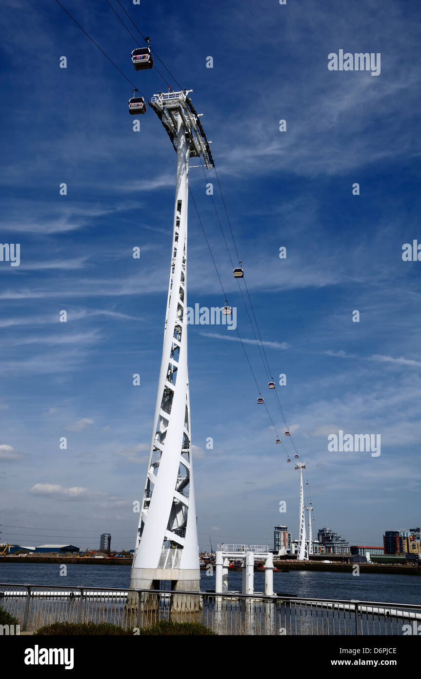 London Cable car crossing avec ciel bleu Banque D'Images