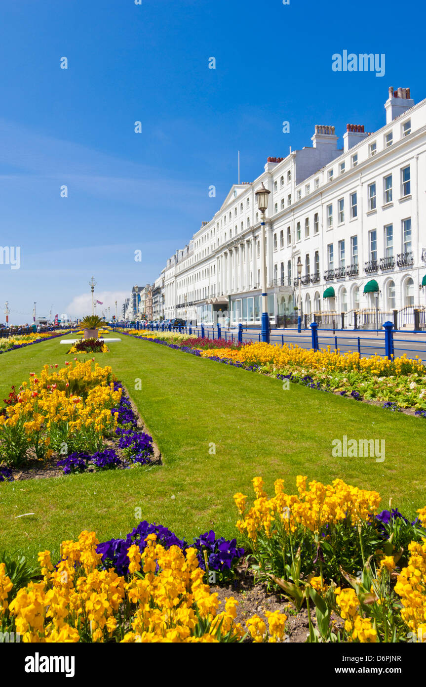 Eastbourne East Sussex grands hôtels sur Eastbourne promenade avec jardins fleuris à Eastbourne East Sussex Angleterre GB Royaume-Uni Europe Banque D'Images