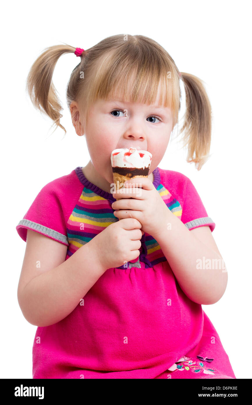 Enfant girl eating ice cream en studio isolated Banque D'Images