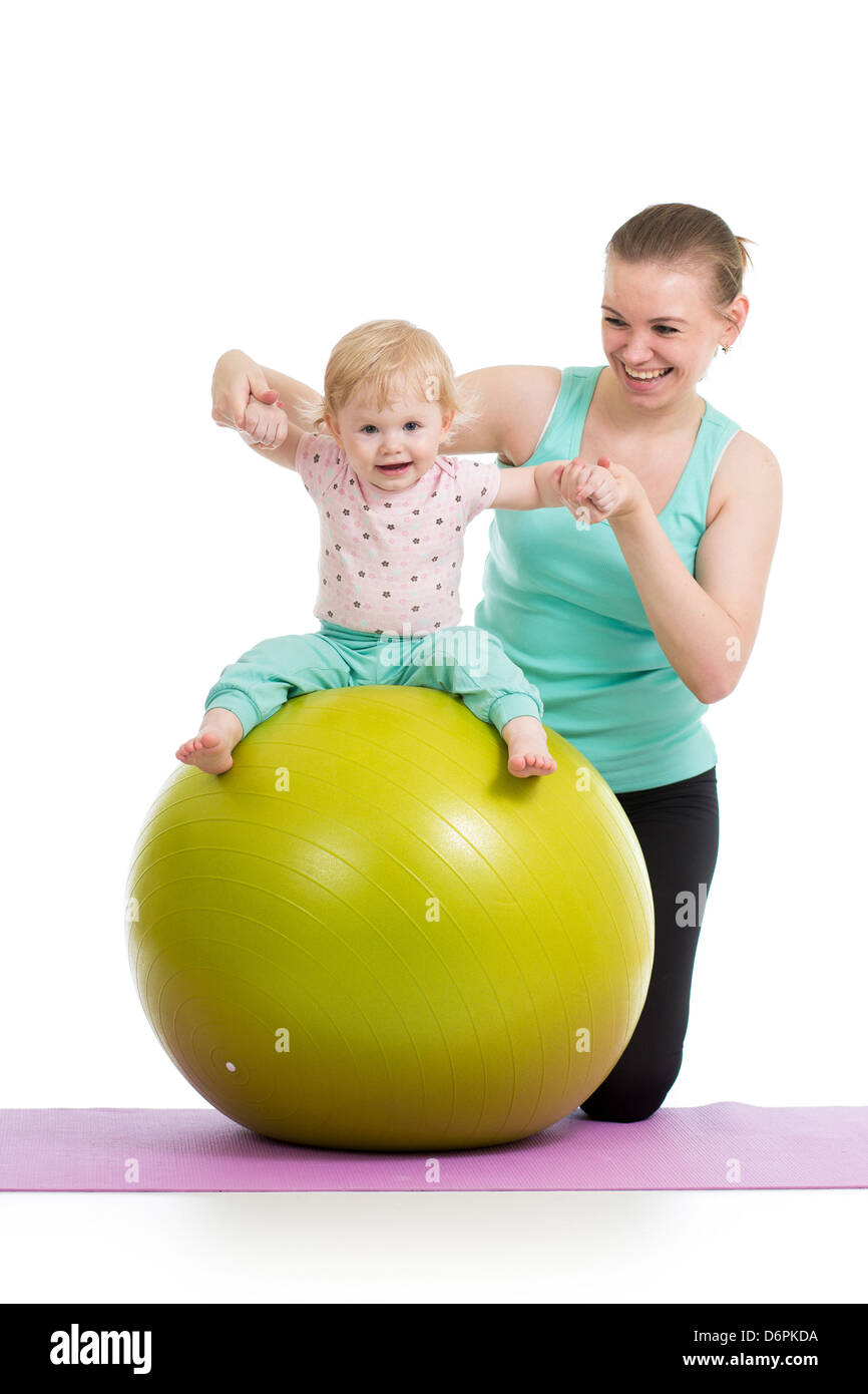 Mère avec bébé s'amusant avec ballon de gymnastique Banque D'Images