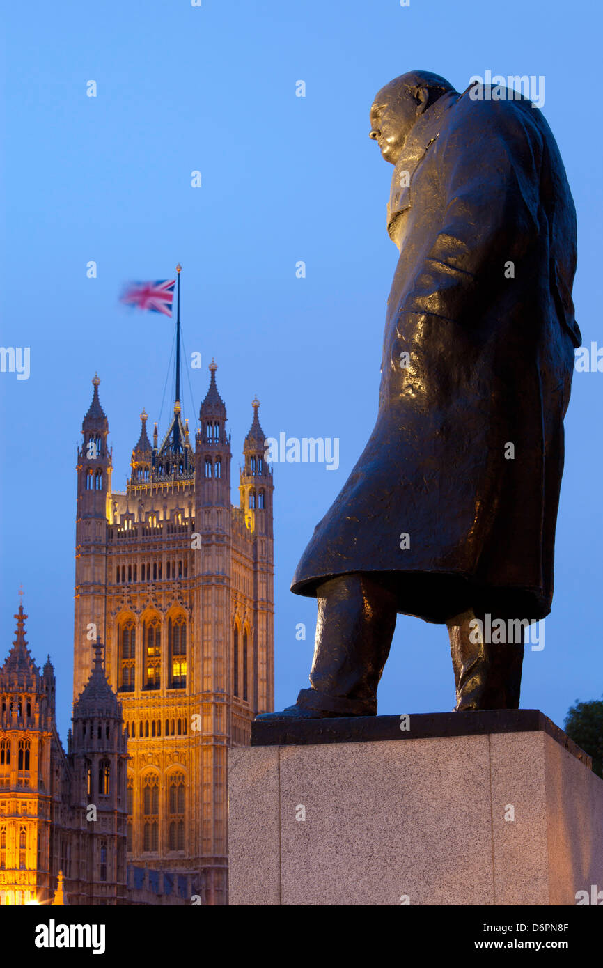 Winston Churchill statue et les chambres du Parlement dans la nuit, Londres, Angleterre, Royaume-Uni, Europe Banque D'Images