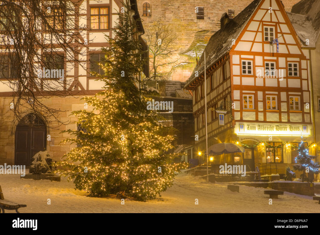 Arbre de Noël illuminé la nuit dans le centre historique de Nuremberg, Germany, Europe Banque D'Images