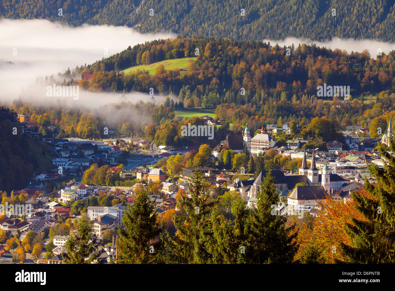 Vue sur Berchtesgaden en automne, Berchtesgaden, Bavaria, Germany, Europe Banque D'Images