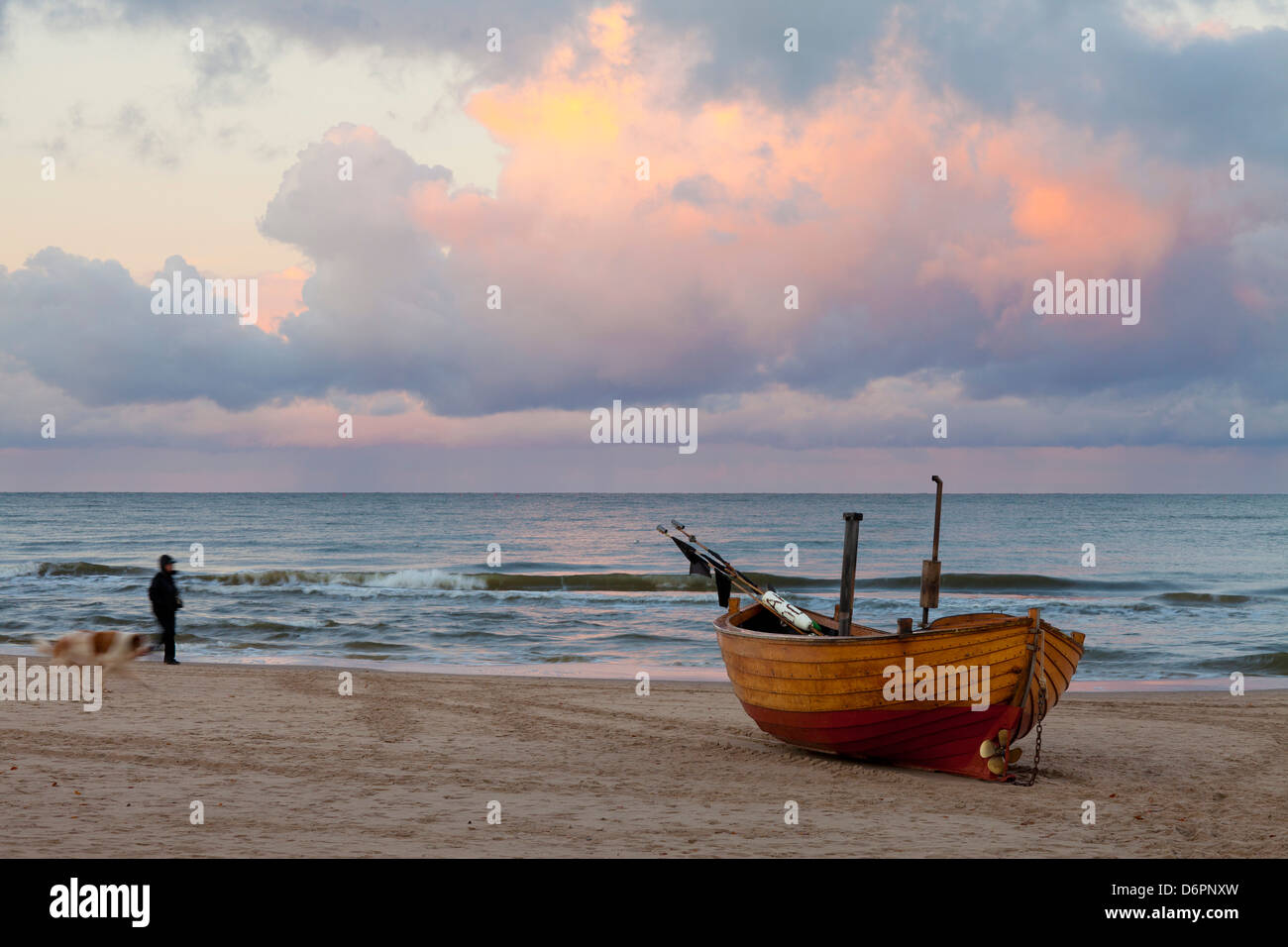 Boat on beach, Nice, Île d'Usedom, côte de la mer Baltique, Mecklenburg-Vorpommern, Allemagne, Europe Banque D'Images