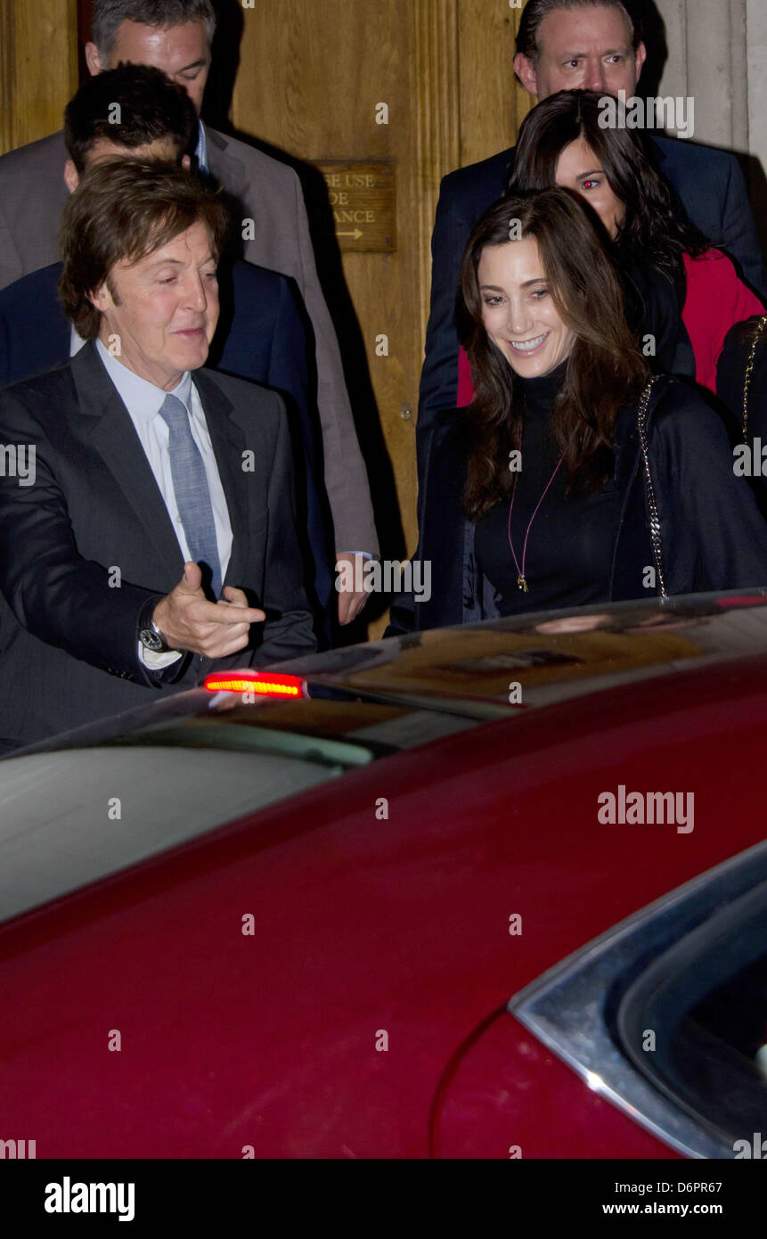 Sir Paul McCartney et Nancy Shevell sont vus à l'extérieur d'une synagogue locale près de son domicile de Londres Londres, Angleterre - 08.10.11, Banque D'Images