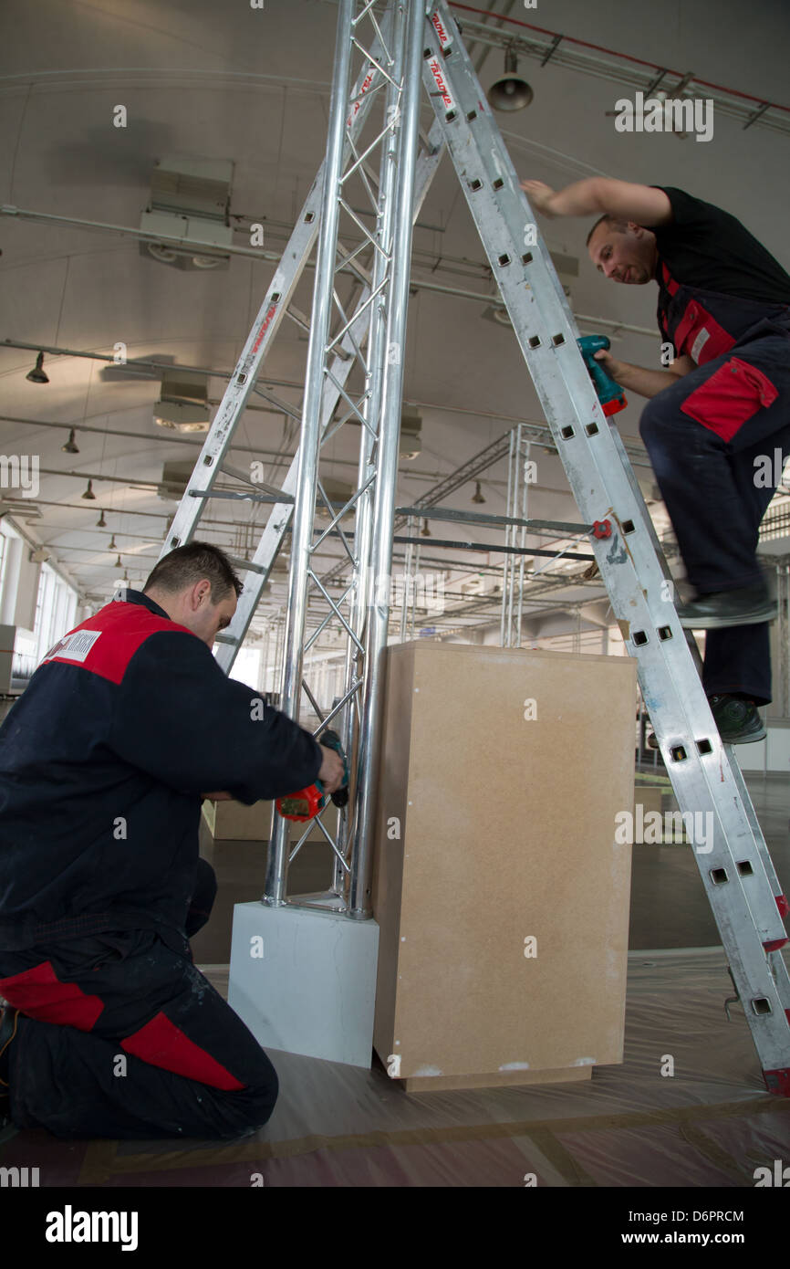 Poznan, Pologne, les employés d'une entreprise de construction pour construire à un stand juste Banque D'Images