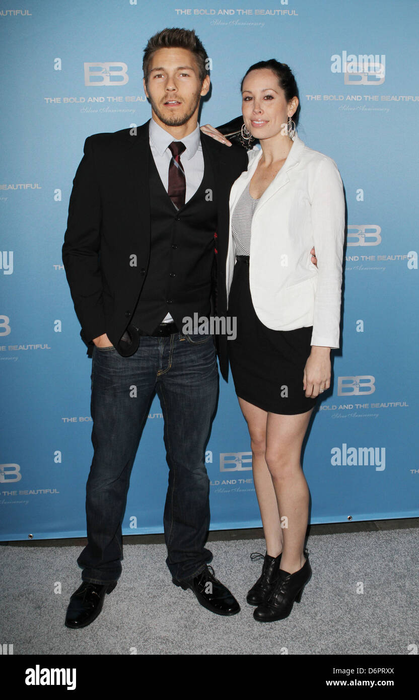 Scott Clifton et fiancée Nicole Lampson 25e anniversaire d'ARGENT POUR LA SOCIÉTÉ CANADIENNE DU SANG' 'Gloire et Beauté' tenue à Hill Banque D'Images