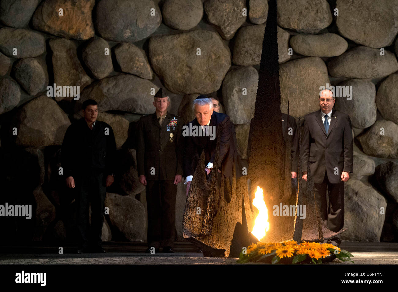 Le secrétaire américain à la défense Chuck Hagel au Ministre israélien de la défense Moshe Ya'alon lors d'une visite au mémorial de l'holocauste Yad Vashem, le 21 avril 2013 à Jérusalem, Israël. Hagel est en Israël sur un six jours voyage au Moyen-Orient. Banque D'Images