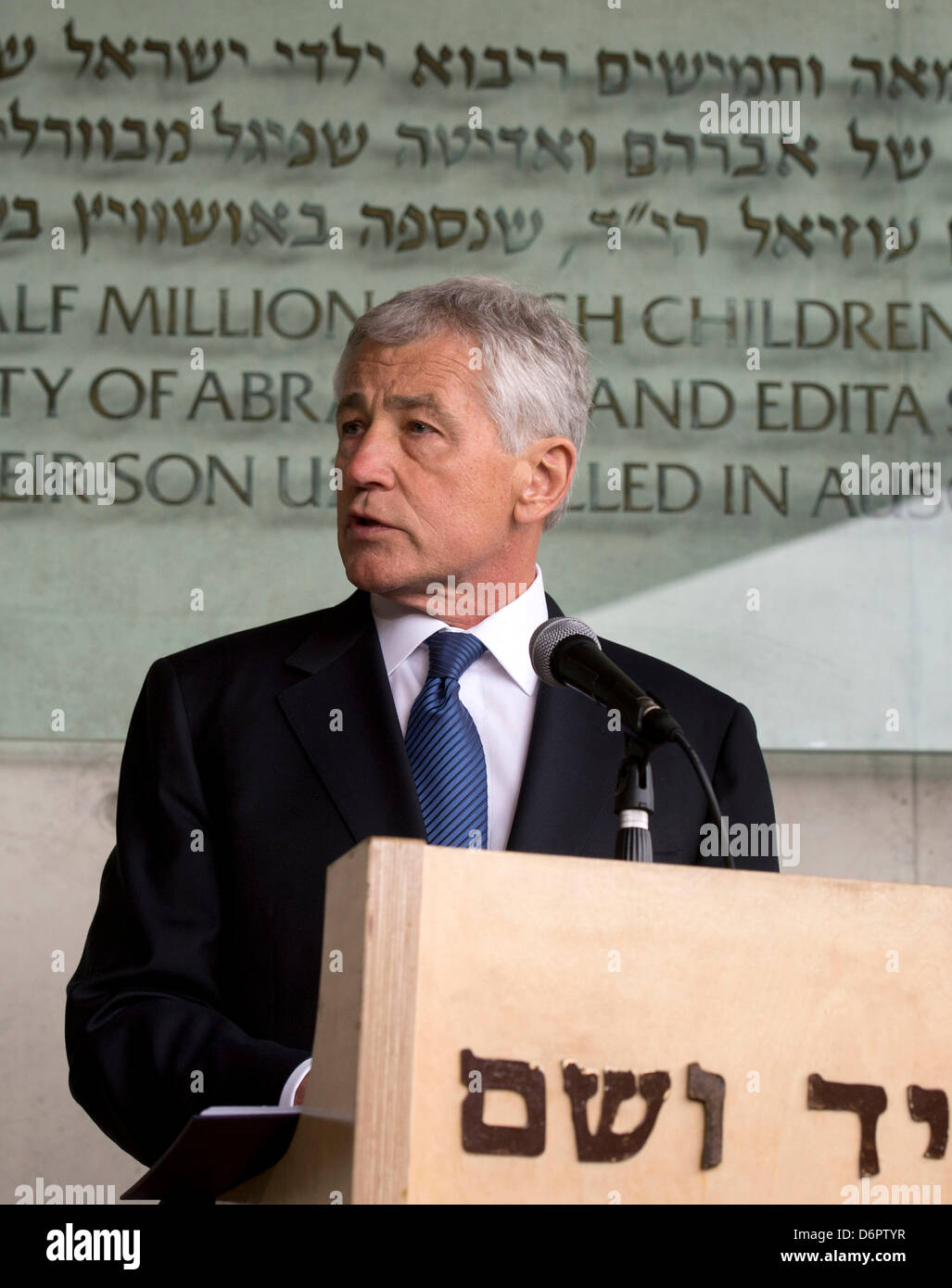 Le secrétaire américain à la défense Chuck Hagel une brève allocution après avoir signé le livre d'or et visiter le mémorial de l'holocauste Yad Vashem, le 21 avril 2013 à Jérusalem, Israël. Hagel est en Israël sur un six jours voyage au Moyen-Orient. Banque D'Images