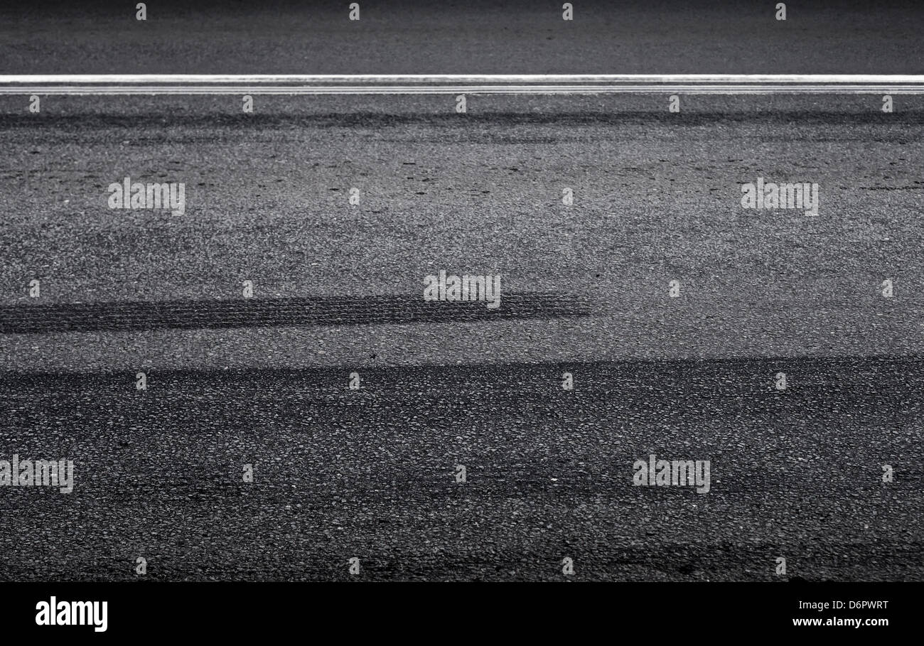 Les pistes de freinage d'urgence sur la route asphaltée. Banque D'Images