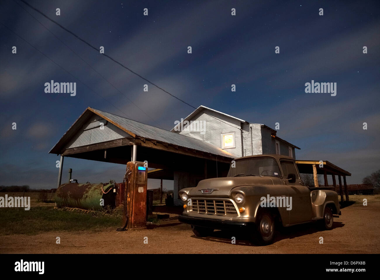 USA, Texas, abandonnés ancienne rétro pompes à essence et les camions la nuit Banque D'Images