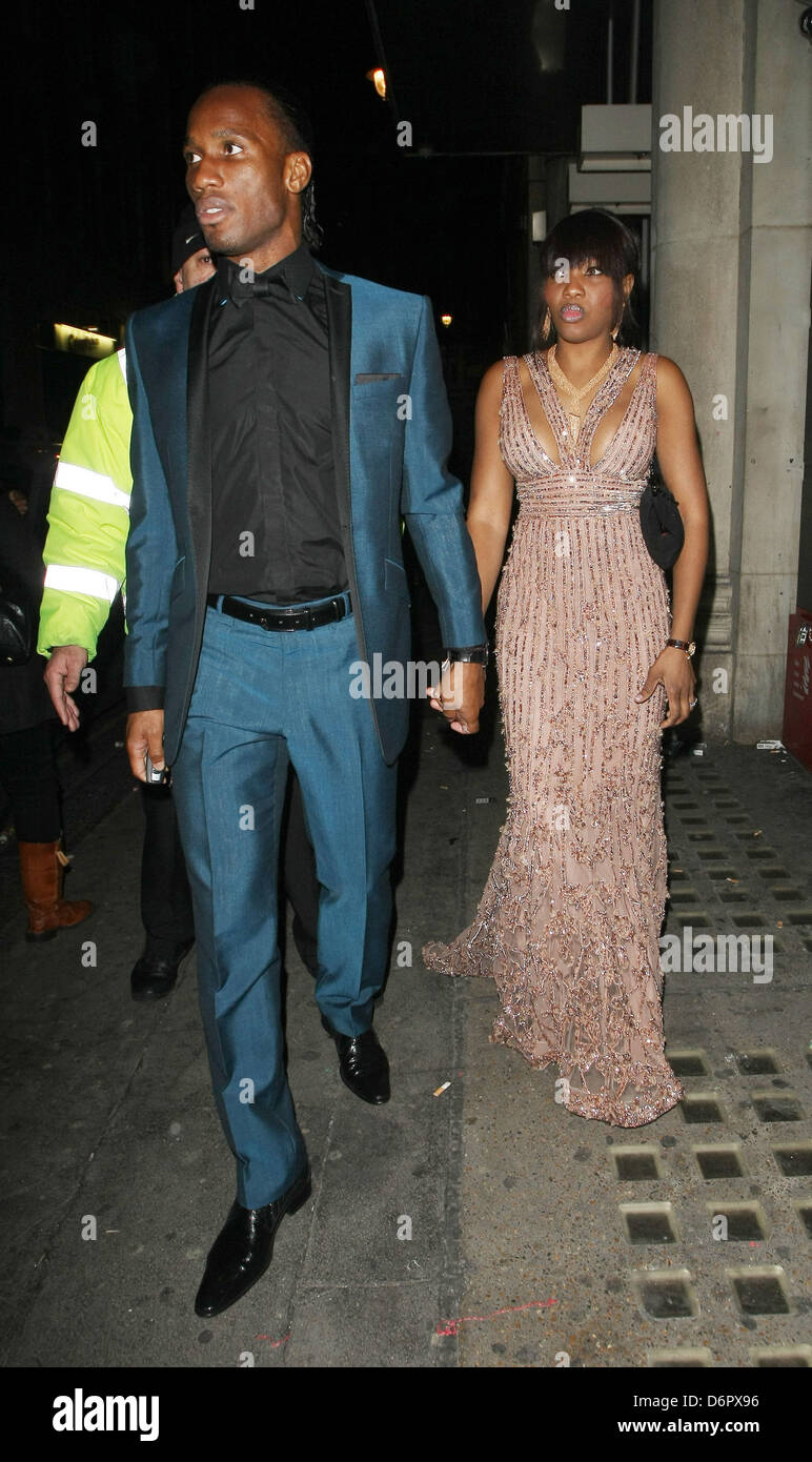 Didier Drogba et sa femme alla trouver Chine club blanc après avoir assisté au Bal de bienfaisance de la Fondation Didier Drogba, Londres Banque D'Images