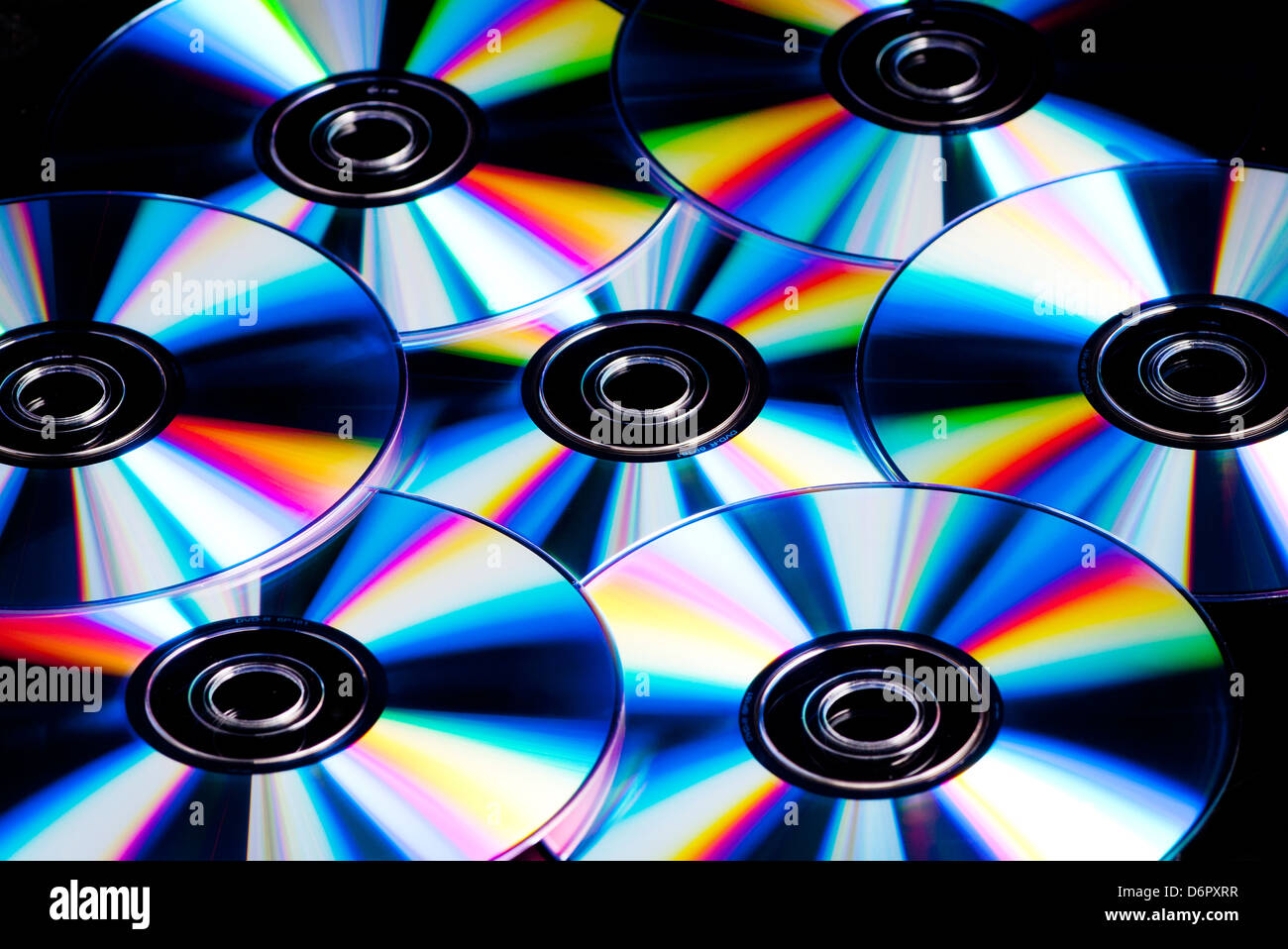 Une collection de cd, dvd avec des reflets de couleur arc-en-ciel Banque D'Images