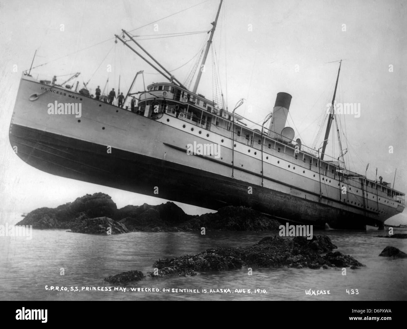 Cette photographie représente le naufrage du S.S. Princess May au large de Sentinel Island, en Alaska, en 1910. L'image capture les conséquences de l'épave, contribuant ainsi au dossier historique des accidents maritimes dans la région. Banque D'Images