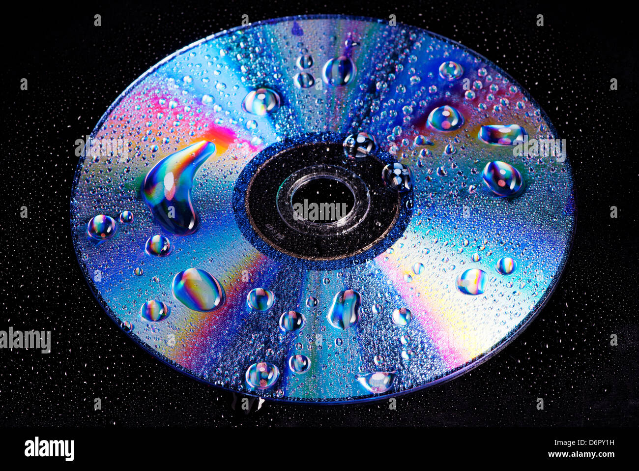Les gouttelettes d'eau sur la surface d'un cd, dvd disque avec les couleurs arc-en-ciel Banque D'Images