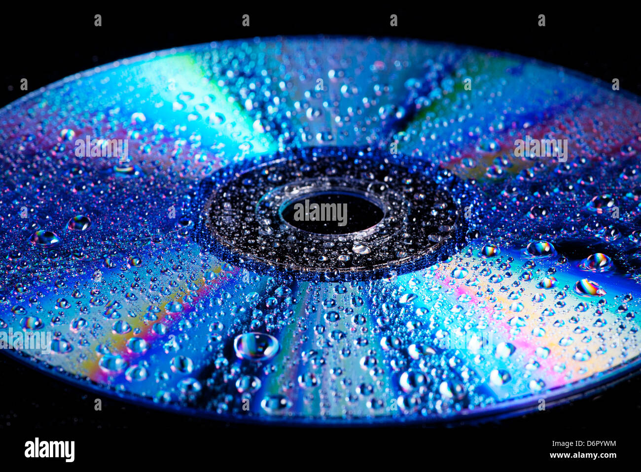 Close up de gouttelettes d'eau sur un cd, dvd disque Banque D'Images