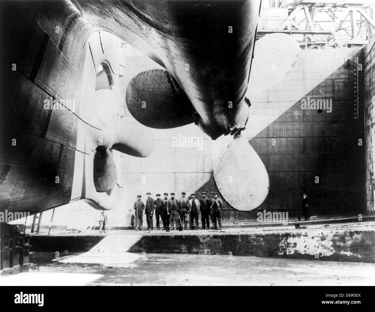 Cette photographie en noir et blanc montre le RMS Titanic aux chantiers Harland & Wolff de Belfast, juste avant son lancement en 1911. Il capture la grandeur du navire, symbole de l'ingénierie du début du XXe siècle. Banque D'Images