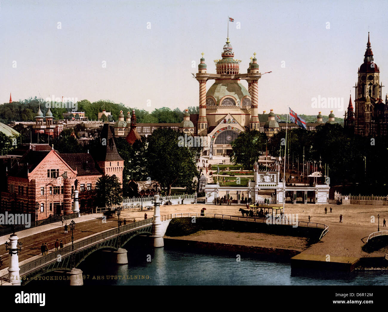 Cette photo-chrom de l'exposition universelle de 1897 à Djurgården, Stockholm, Suède, capture la grandeur de l'exposition. La foire a présenté des innovations en architecture et en technologie, attirant des visiteurs du monde entier. Banque D'Images