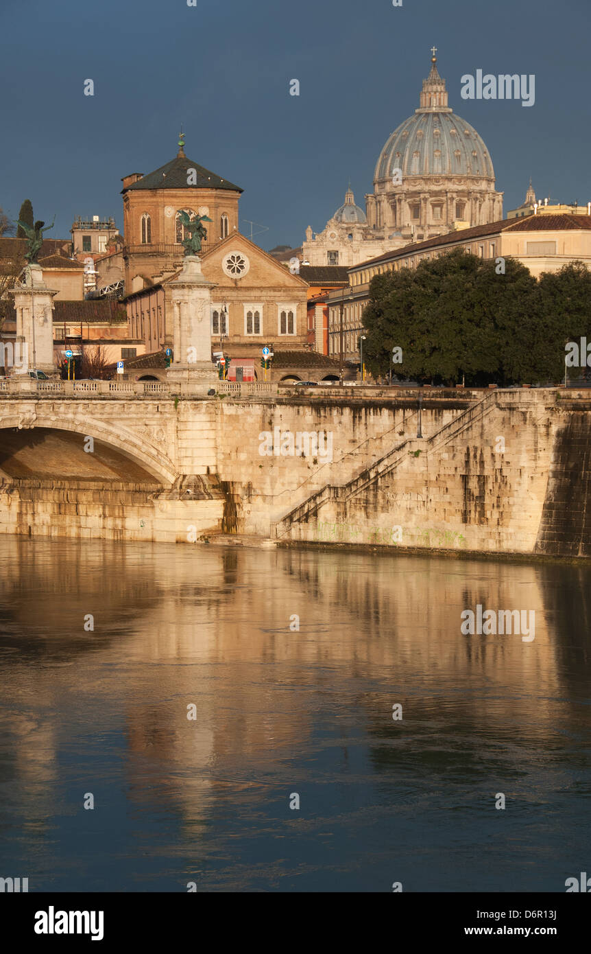 ROME, ITALIE. L'aube d'une vue sur le Tibre, le Ponte Vittorio Emanuele II et la Basilique de Saint Pierre. L'année 2013. Banque D'Images