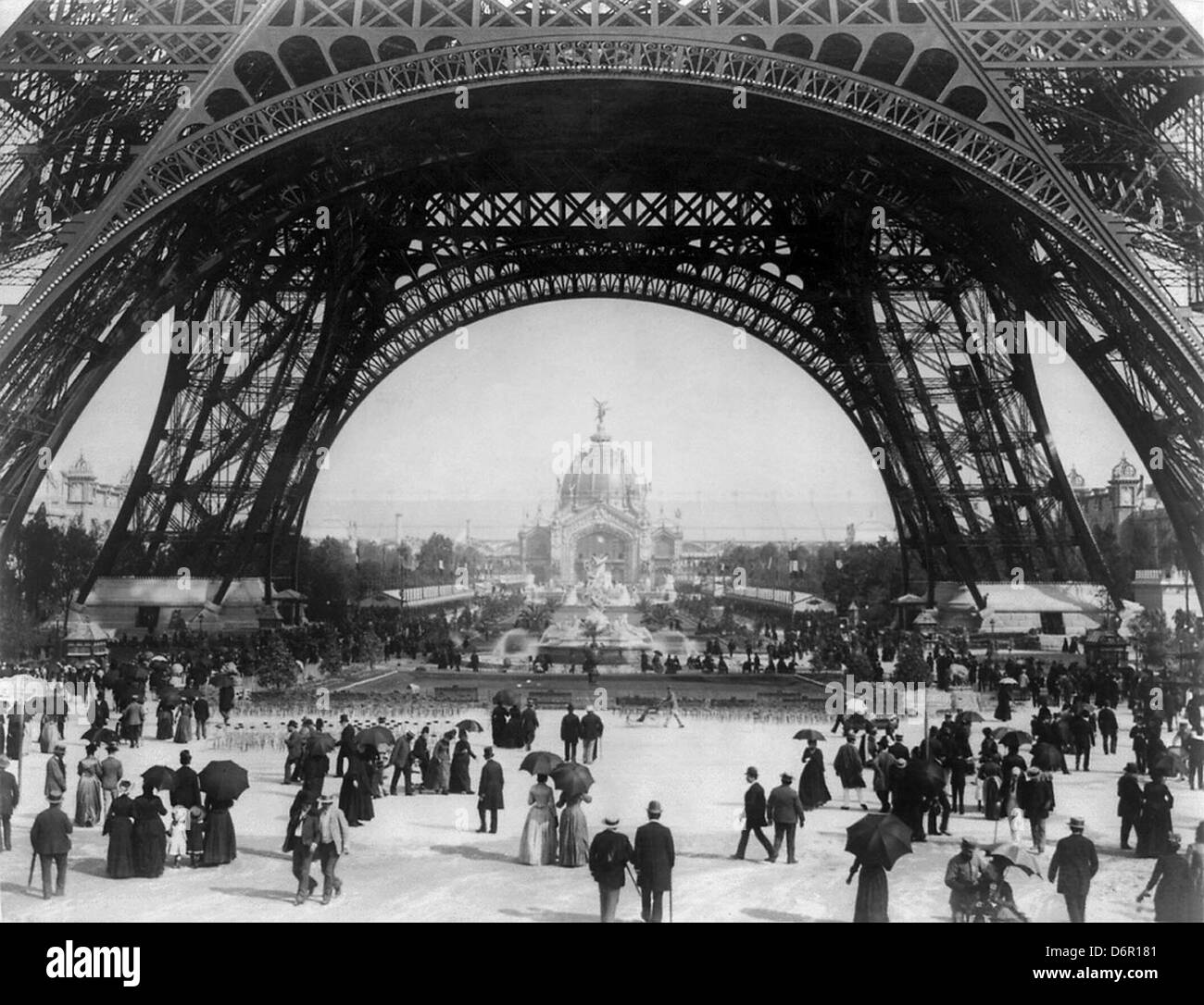 Une photographie historique de l'exposition de Paris de 1889, prise depuis le pied de la Tour Eiffel, montrant les Parisiens se promenant en contrebas pendant l'exposition universelle. Banque D'Images