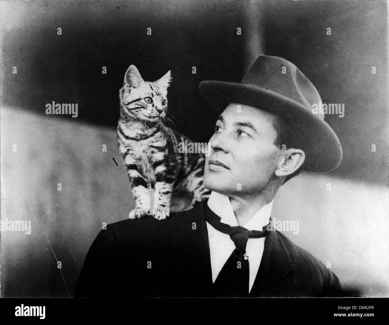 Cette photographie montre les aviateurs John B. Moisant et Mademoiselle Fifi, prise vers 1910. Moisant a été un pionnier de l'aviation, et Mademoiselle Fifi était un avion célèbre qu'il a piloté au cours de sa carrière. Banque D'Images