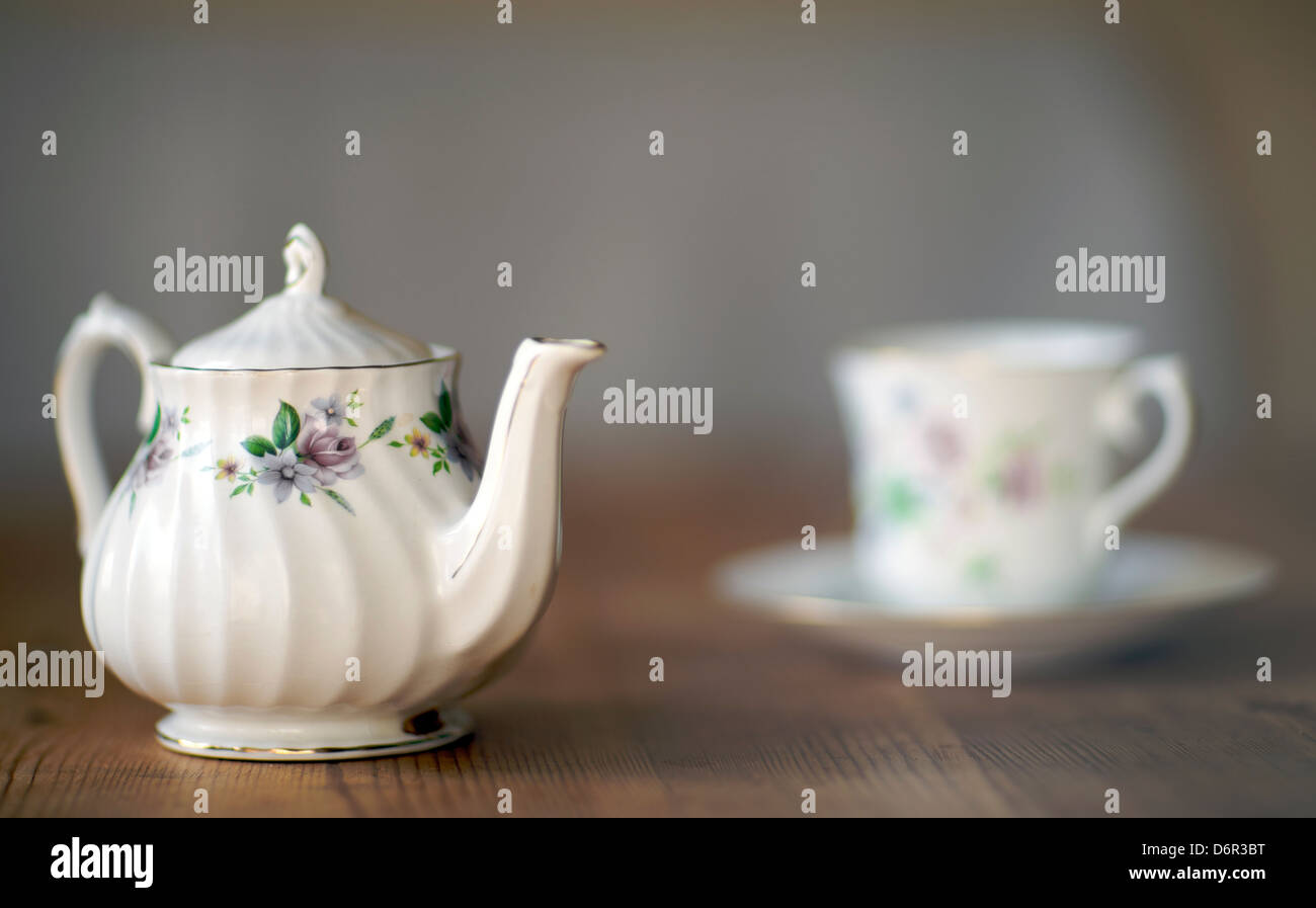 Théière et tasse avec soucoupe Banque D'Images