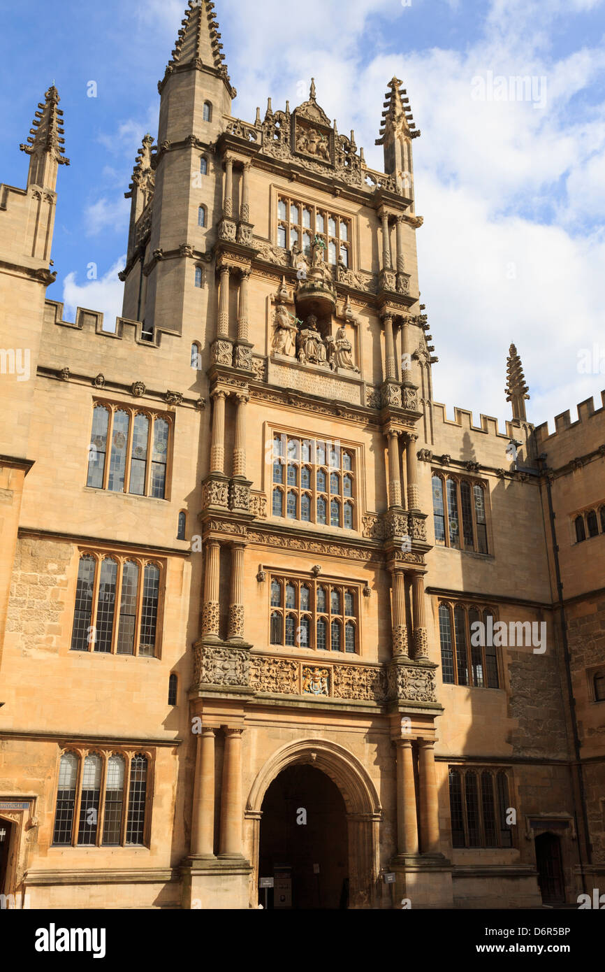 Bodleian Library 'Tour des cinq ordres' à partir de la vieille école en quadrangle université d'Oxford, Oxfordshire, Angleterre, Grande-Bretagne Banque D'Images