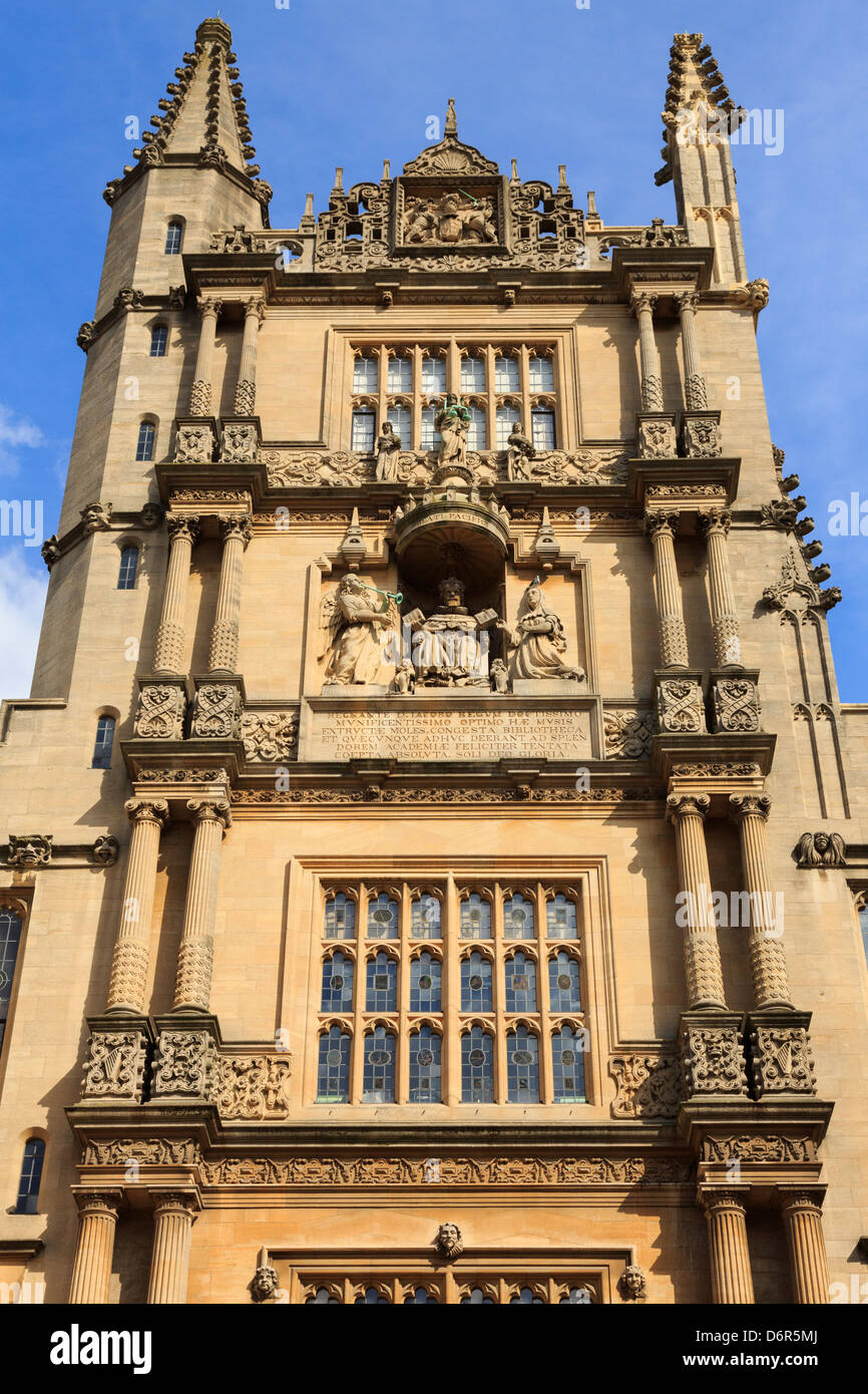 Bodleian Library 'Tour des cinq ordres' à partir de la vieille école en quadrangle université d'Oxford, Oxfordshire, Angleterre, Grande-Bretagne Banque D'Images