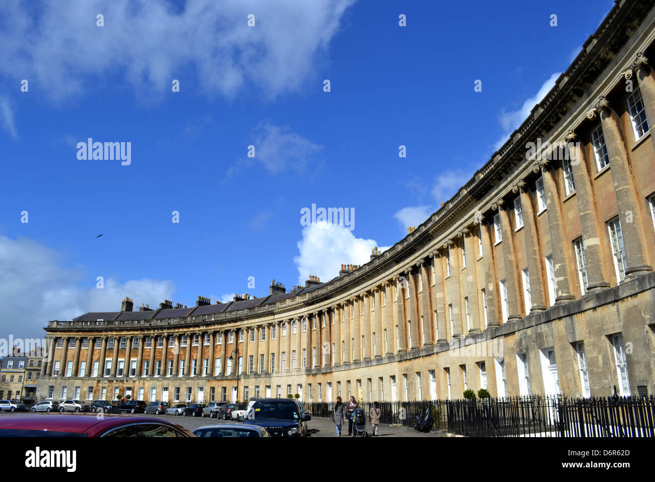 Royal Crescent, Bath, Angleterre large angle faible sur une journée ensoleillée Banque D'Images